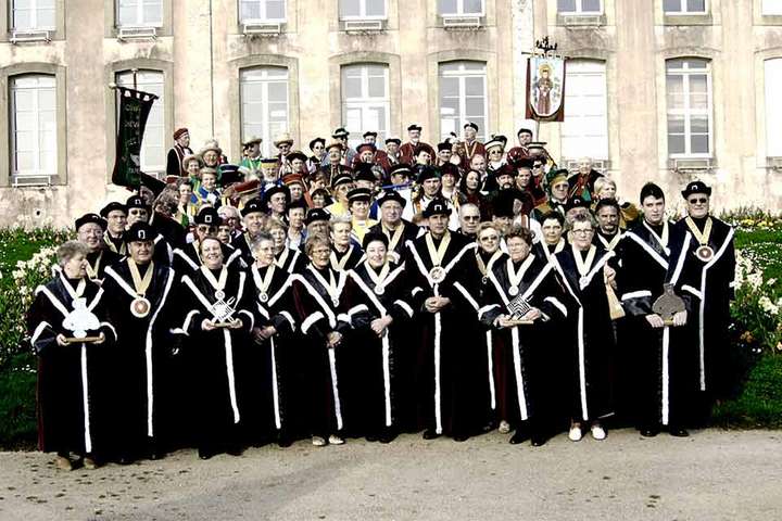 Die Confrérie des Chevaliers du Goûte Boudin hat ihren Sitz in Mortagne-au-Perche im Süden der Normandie und ist heuer beim Fest der Wurst dabei.