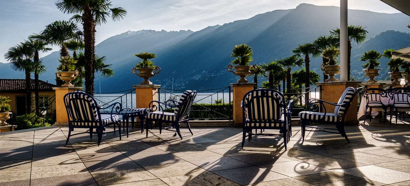 Von der Terrasse der «Eden Bar» geniesst man einen herrlichen Blick auf den Lago Maggiore.