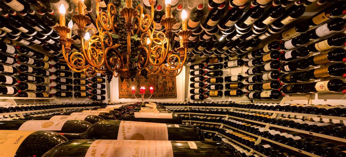 Er enthält eine der imposantesten Kollektionen an Topweinen: Der Weinkeller der »Hospiz Alm«.