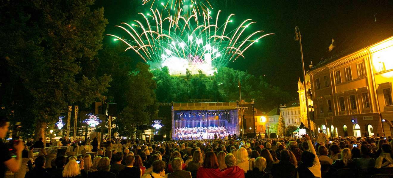 Das traditionelle Festival Ljubljana prägt das sommerliche Kulturgeschehen der Stadt.