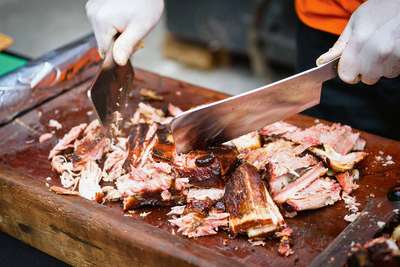 Spezialität aus den Südstaaten: Pulled Pork, das butterweich und saftig aus dem Smoker kommt.