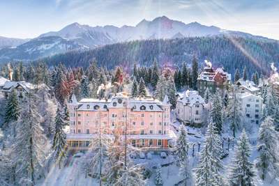 Wüsste man es nicht besser, könnte der »Schweizerhof« in Flims durchaus als das »Grand Budapest Hotel« aus dem gleichnamigen Film des amerikanischen Regisseurs Wes Anderson durchgehen.