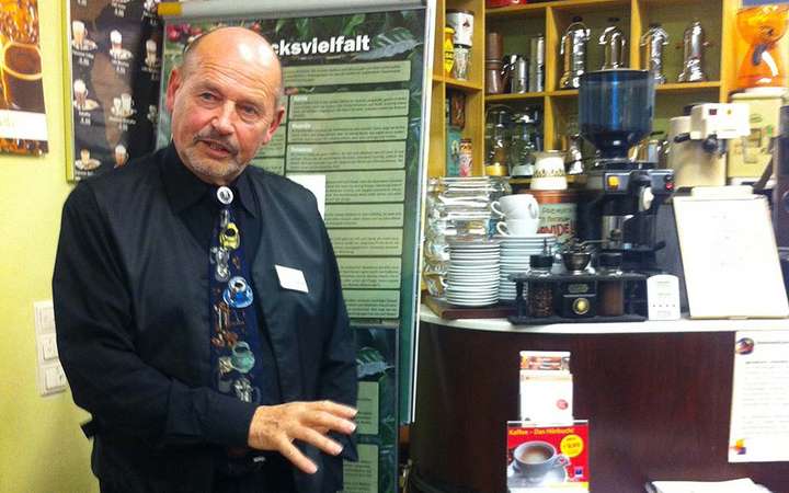 Edmund Mayr vermittelt umfangreiches Kaffee-Wissen mit viel Engagement.