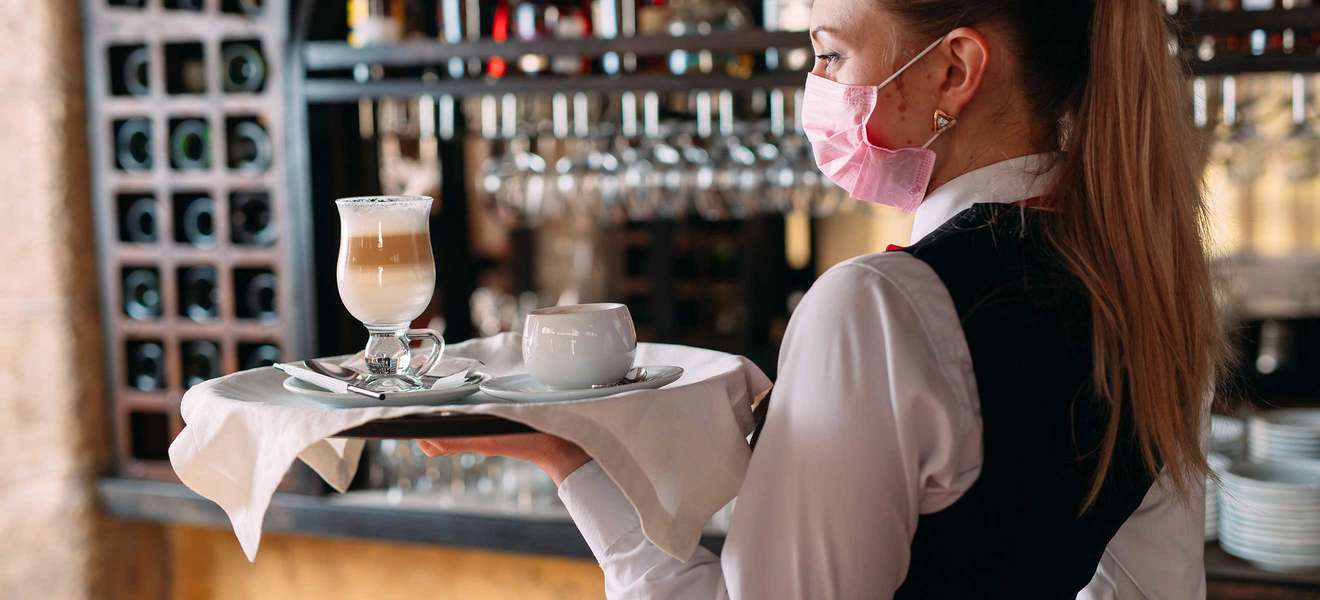 Kellnerin serviert Kaffee, Schutzmaske