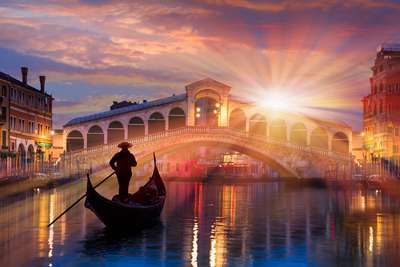 Venedigs Rialtobrücke im Licht der untergehenden Sonne: Die Lagunenstadt ist derzeit menschenleer, wer sich bei einer der zahlreichen Live-Webcams ein Bild machen will, sieht verwaiste Plätze und leere Kanäle.