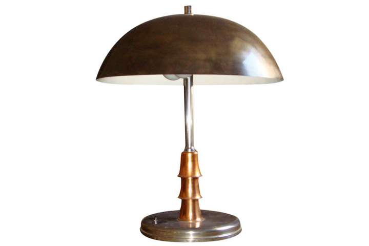 Die antike Lampe aus Chrom und Kupfer sorgt für gute Lichtverhältnisse und stammt aus den 1920er-Jahren.