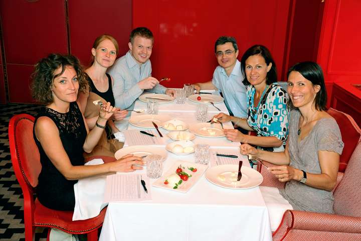 Die Jury: V. l. n. r.: Maria Fuchs (Gastronomin, »Pizza Mari«, »Disco Volante«, «Cin Cin«), Caroline Schlinter (Sensorikerin, www.buero-fuer-ernaehrung.com), Julian Kutos (Falstaff-Blogger, Autor, www.juliankutos.com), Peter Hamedinger (Market
