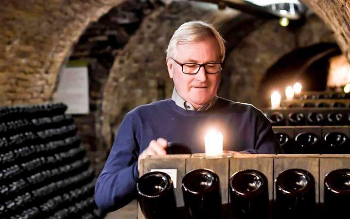 Karl Steininger übernahm im Jahr 1980 gemeinsam mit seiner Frau Brigitte das Weingut seiner Eltern. Damals war es noch eine gemischte Landwirtschaft mit ein paar Weingärten.