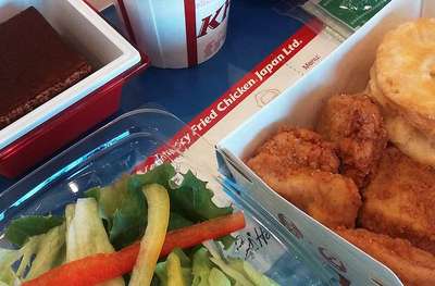 Auf einem Flug von Tokyo nach Frankfurt mit »Japan Airlines« bekam Loukas ein Menü von »Kentucky Fried Chicken«.