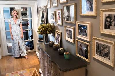 LIVING musterte die perfekt sortierte Schuh-Kollektion der smarten Fashionista. An der Wand strahlen Bilder aus dem Familienalbum.