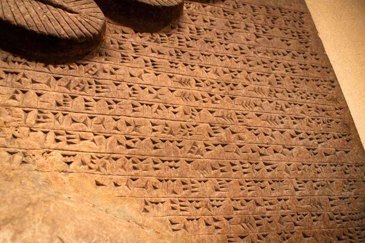 Keilschrift-Tontafeln legen nahe, dass die Sumerer bereits 3000 vor Christus eine Urform des Biers brauten: vergorenes Brot, das als Brei, Suppe oder Saft genossen wurde.