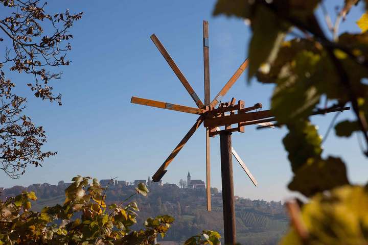 Der Klapotetz soll auch im  Vulkanland die Weingärten vor unliebsamen Gästen schützen.