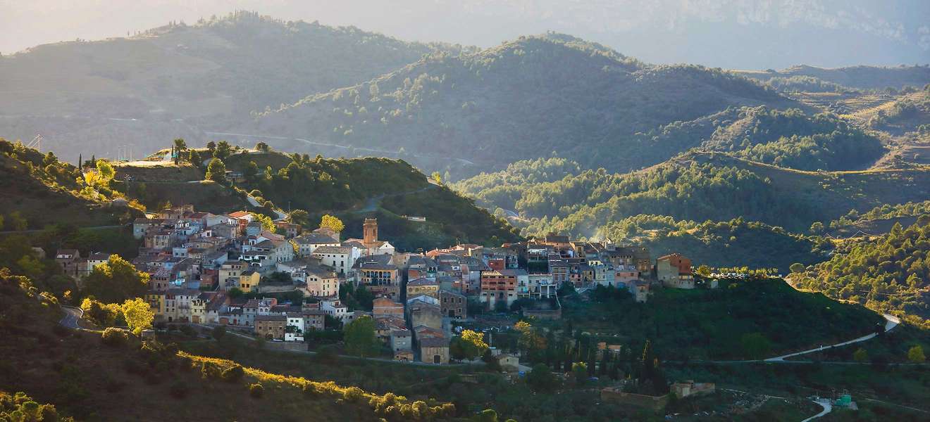 Das Dorf Torroja del Priorat ist umsäumt von Reben und Bergen.