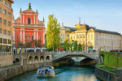 Die Ljubljanica mit interessanten Brücken und malerischen Ufern prägt Ljubljana unverwechselbar.