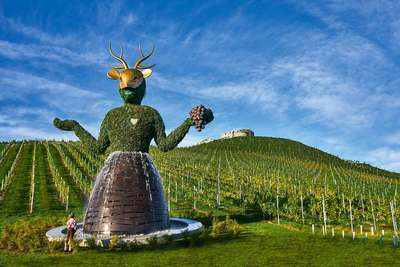 Die Burg Taggenbrunn ziert eine überdimensionale Zeitgöttin, gestaltet von André Heller.