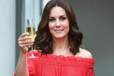Kate Middleton und Prinz William gönnen sich zu Hause angeblich gerne ein Gläschen Merlot. Bei ihrer Hochzeit 2011 wurden ausschließlich Franzosen ausgeschenkt.