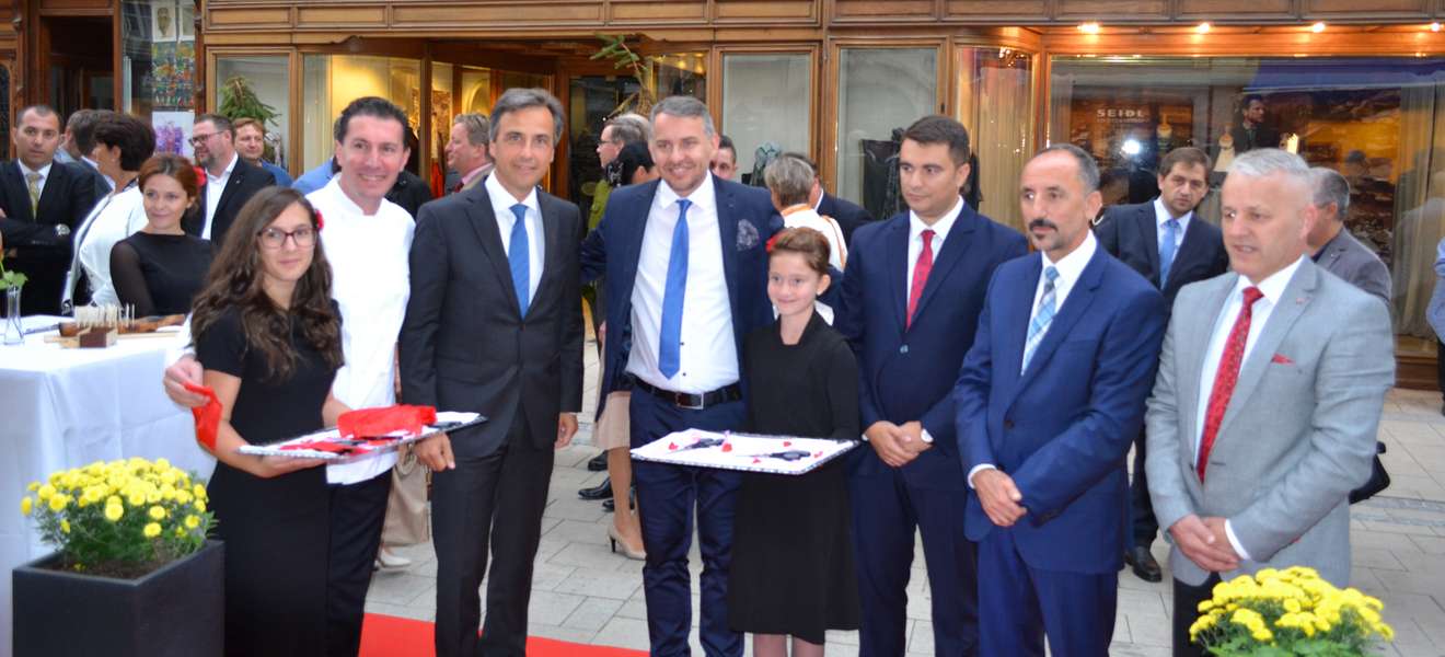 Faruk Neziri, Nagib Ibraimi mit Siegfried Nagl und Gästen bei der Eröffnung des »La Perla« im Sommer 2016.