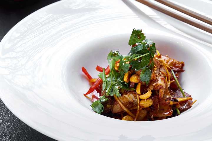 Dass chinesische Küche mehr als »süßsauer« ist, beweist Xie Hong in der »Chinabar an der Wien«.
