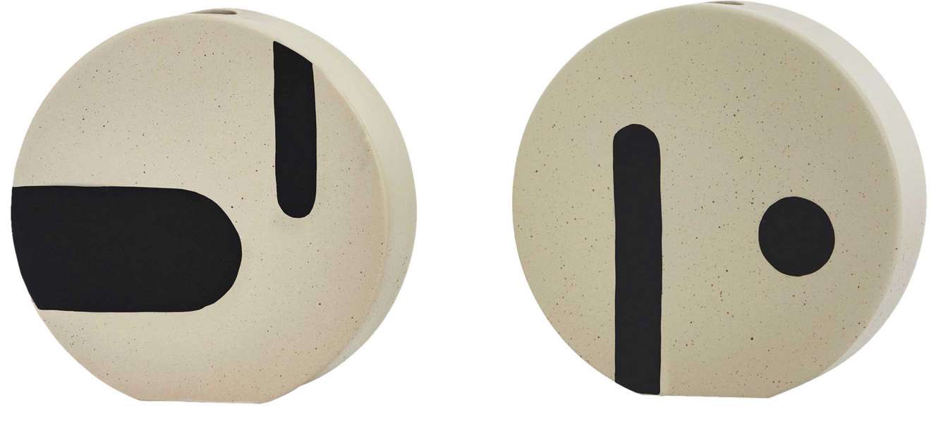 Ein Prachtstück deutlicher Formensprache ist die »Round Rica Vase«. Grafischer Minimalismus mit  Aussagekraft rundet die Keramik-arbeit ab. oyoy.dk