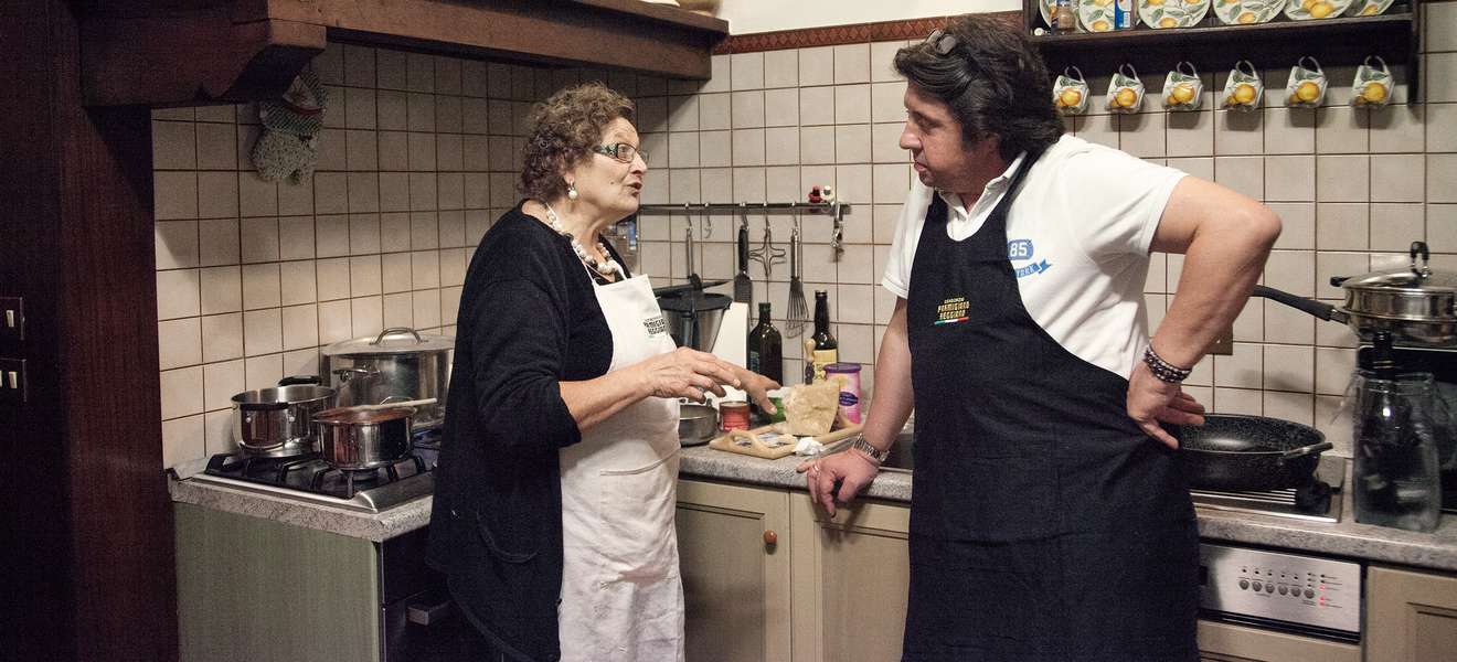 Alexander Dressel in der Küche mit Silvana Ghillani 