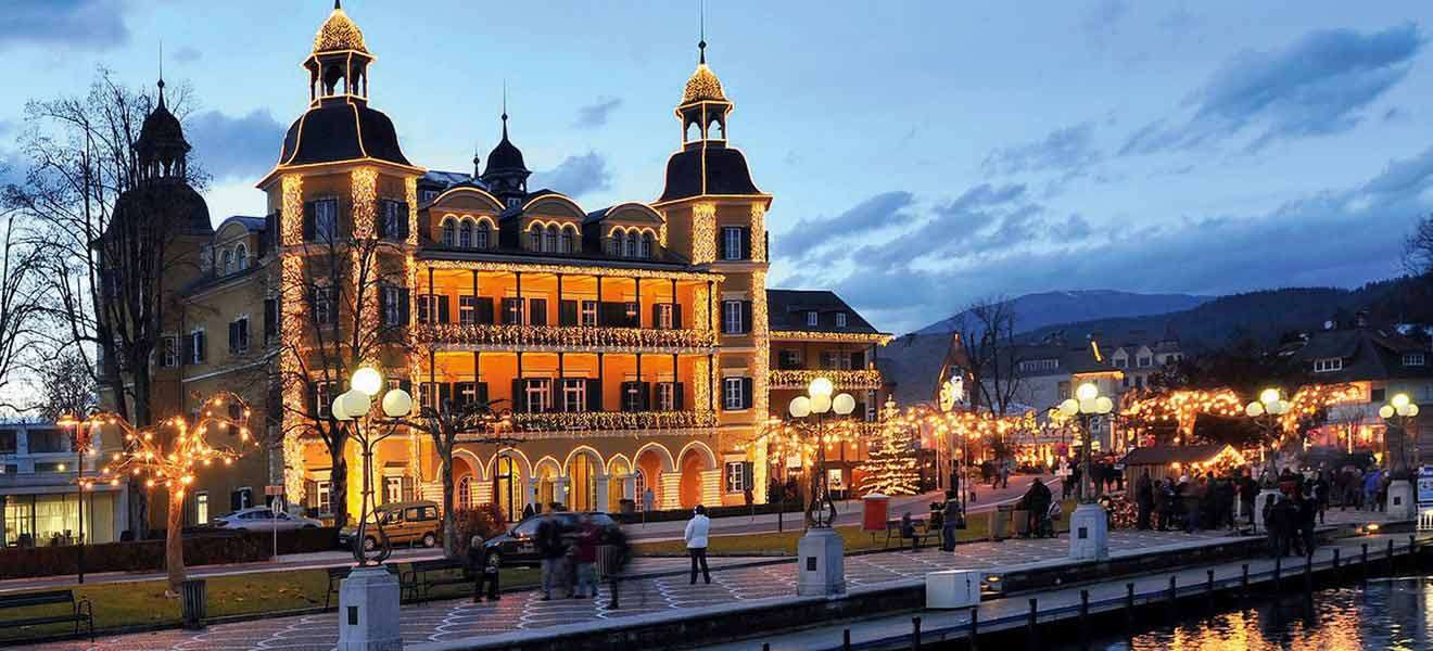 Das Schlosshotel Velden in vorweihnachtlicher Beleuchtung