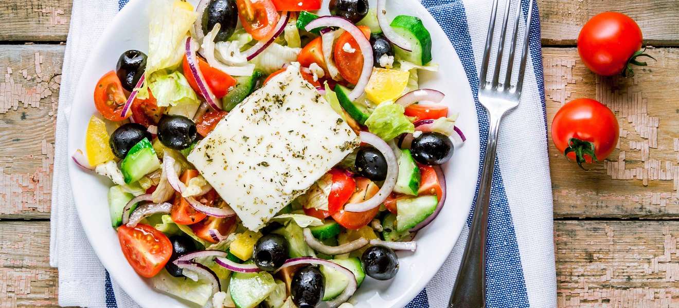 Griechischer Salat gilt als beliebtes Sommerrezept – für Abwechslung in der Sommerküche ist mit unseren Rezepttipps gesorgt.