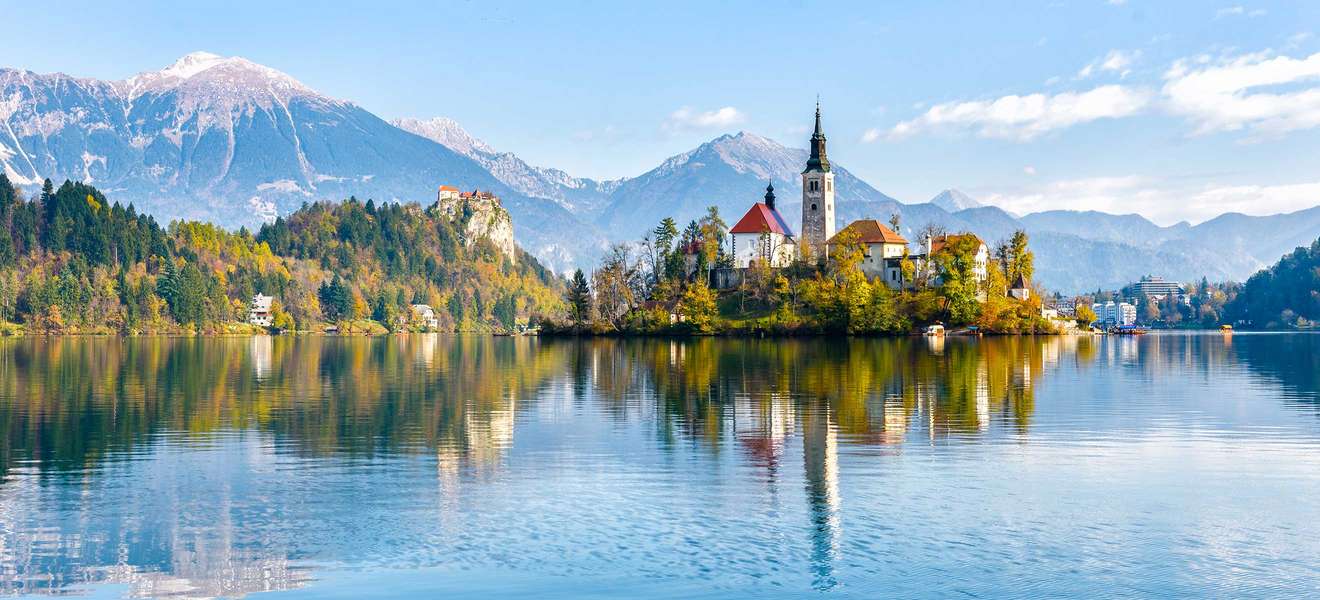 Die kleine Insel im See von Bled gilt als Wahrzeichen und ist beliebtes Ausflugsziel. 