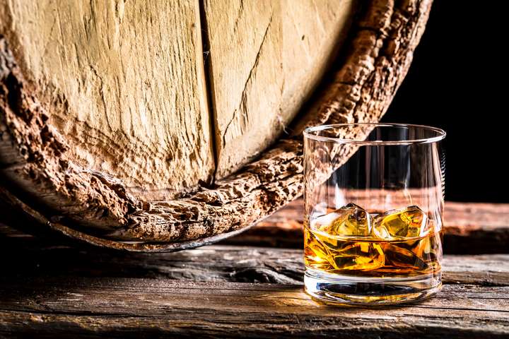 Eichenholzfässer sind haltbar und können Whisky lange Zeit enthalten