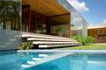 Der Pool fügt sich ins Ganze beim »Geneses House« von Isay Weinfeld: Baukörper, Freitreppe, Rasenfläche und Pool formieren sich zu einer minimalistischen Komposition von archaischer Kraft.