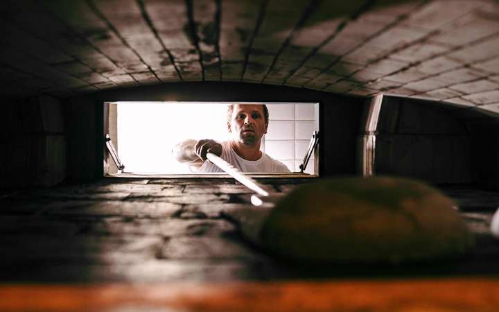 Helmut Gragger ist einer der Pioniere der neuen Bäcker-Szene. Er bäckt Brot nach alten Methoden.