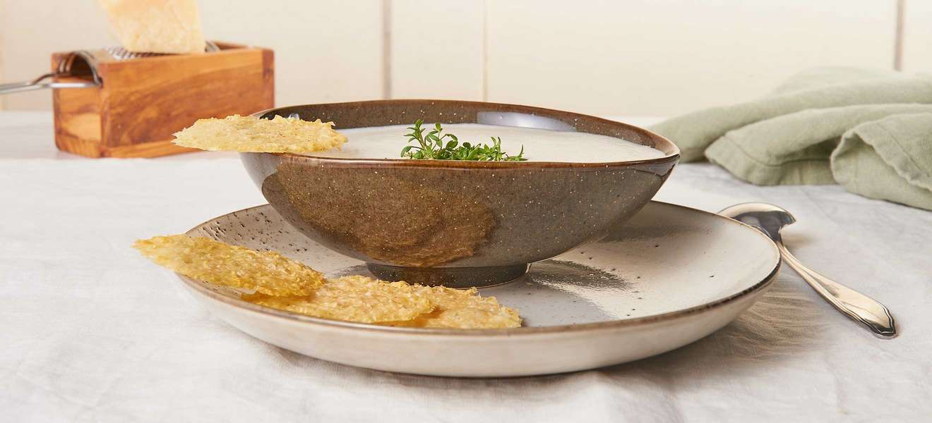 Speckschaumsuppe mit Parmesancracker und frischer Gartenkresse