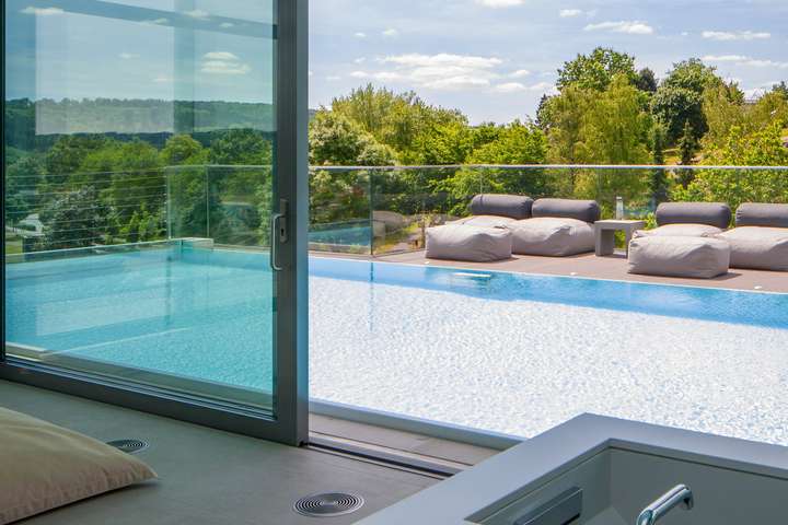 Der Sky-Spa-Pool auf dem Dach des »Hotels Seegarten« in Sundern ragt drei Meter über die Gebäudekante hinaus. Eine Panorama-Glasscheibe gewährt grandiose Ausblicke.