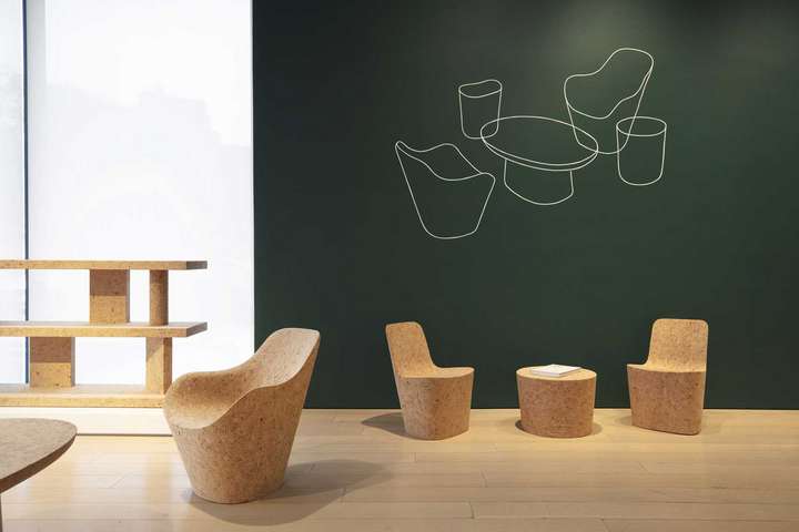 Designlegende Jasper Morrison stellt in der New Yorker Kasmin Gallery erstmals Möbel exklusiv aus Kork aus.