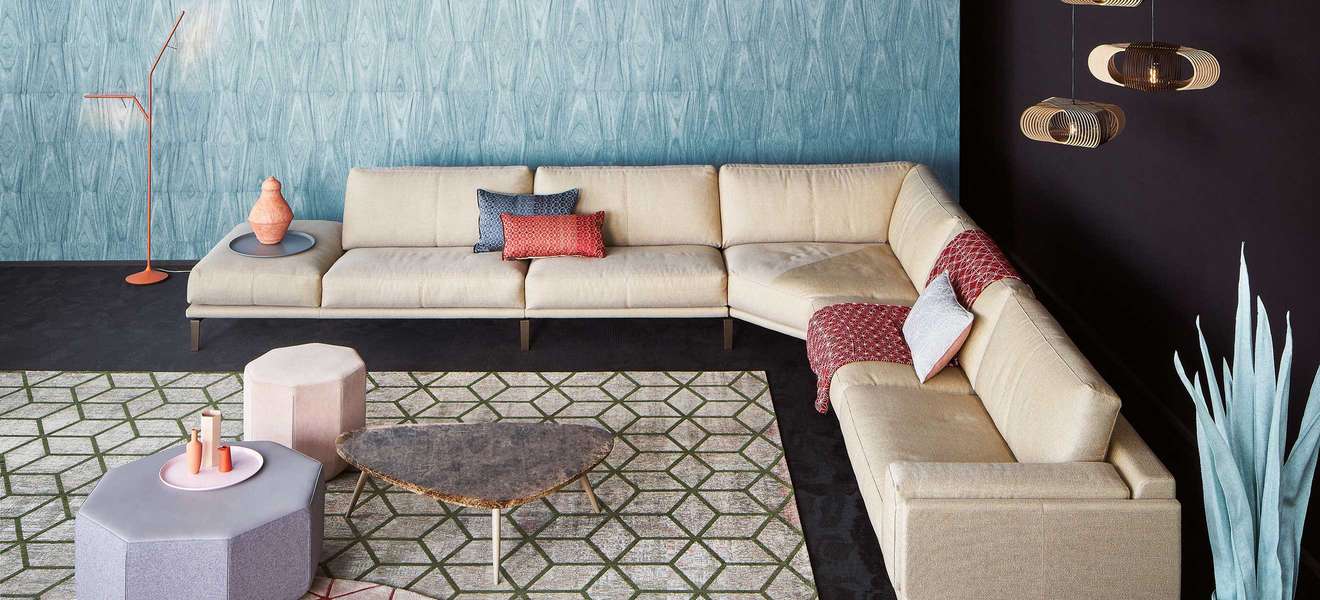 So stark wirken helle Möbel vor farbigen Wänden. In diesem Fall ist es das Sofa »Bellice«, das Hersteller Leolux gekonnt in Szene gesetzt hat. leolux.de
