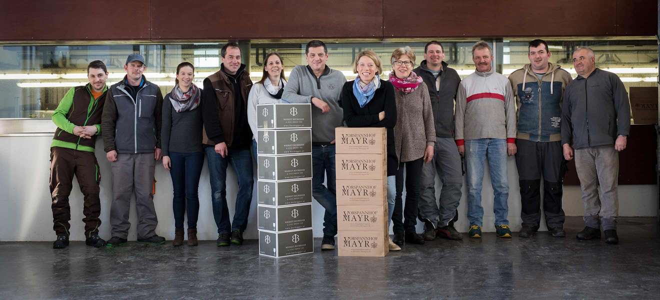 Das Team der Weingüter Buchegger und Vorspannhof Mayr steht geschlossen beisammen.
