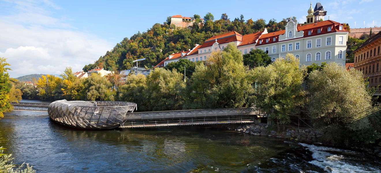 Die Murinsel ist eines der Wahrzeichen von Graz