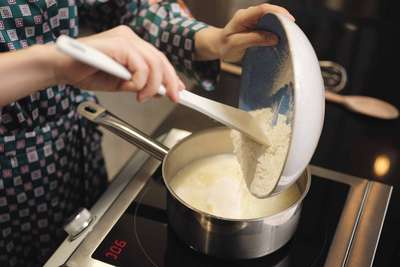 4. Mehl untermengen: Das Mehl beim Aufkochen der Butter-Wasser-Mischung zufügen.