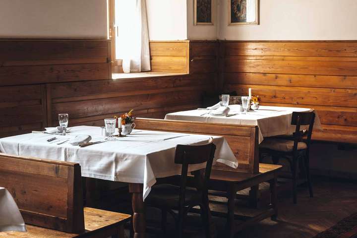Der uralte Hof bietet Qualität bis ins Detail – wie das antike, gestärkte Tischleinen.