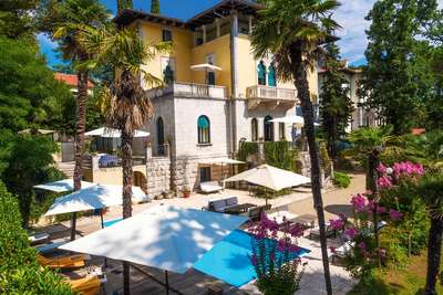 Mit Palmengarten und Pool ist das Hotel »Villa Astra«  eine der schönsten Bleiben der Region.