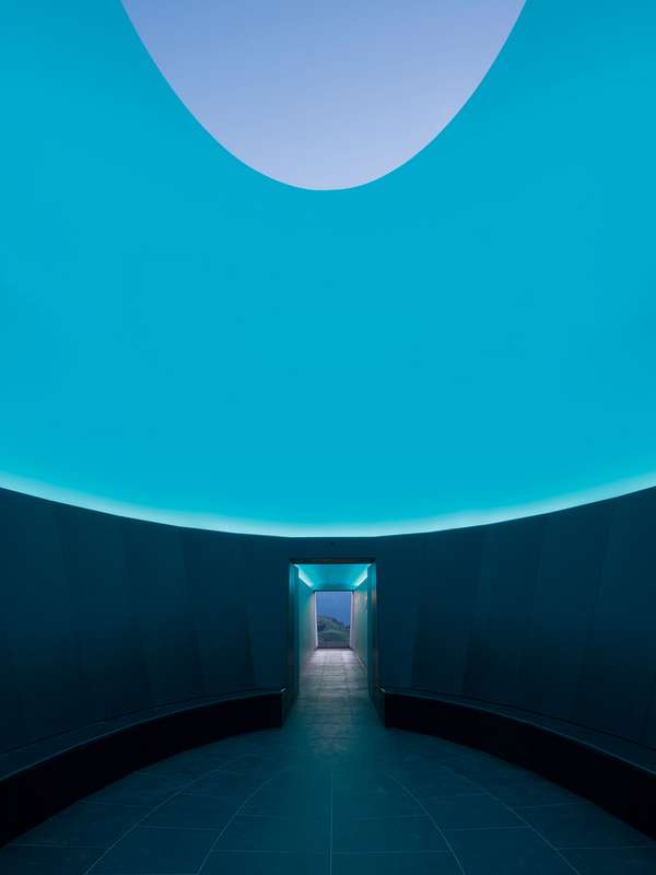 Lichtraum von James Turrell, in dem das Zusammentreffen von Himmel und Erde inszeniert wird. skyspace-lech.com