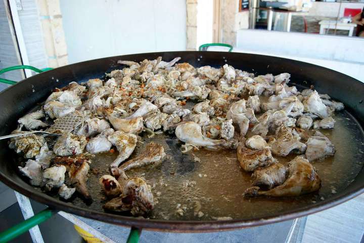 Gebratene Kaninchenkeule wird auf der Insel Gozo auch auf der Straße als Streetfood angeboten.
