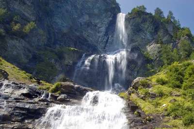 Jungfernsprung. Die Wasser des Zopenitzenbaches stürzen über 130 Meter in drei Kaskaden imposant zu Tal.