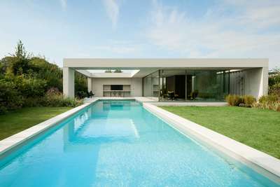 Der sportliche Pool dieses Hauses im belgischen Brügge verschränkt sich elegant mit Architektur und Garten. Flämischer Purismus in Glas, Beton und Wasser. stevenvandenborre.com