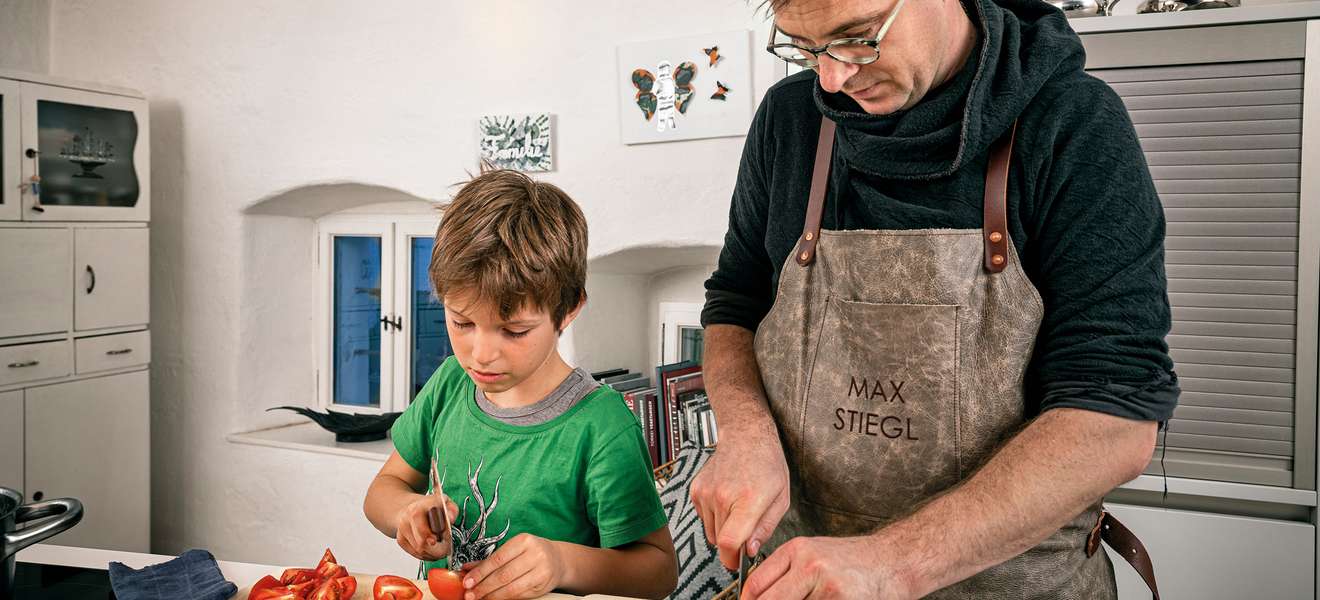 Normalerweise kocht Dreihaubenkoch Max Stiegl in seinem »Gut Purbach« im Burgenland – jetzt steht er  öfter gemeinsam mit Sohn Luis am Herd.