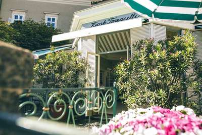 Der »Tomaselli-Kiosk « vis-à-vis vom Café ist im Sommer ein beliebter Treffpunkt unter Kastanienbäumen. Erbaut wurde er 1860.