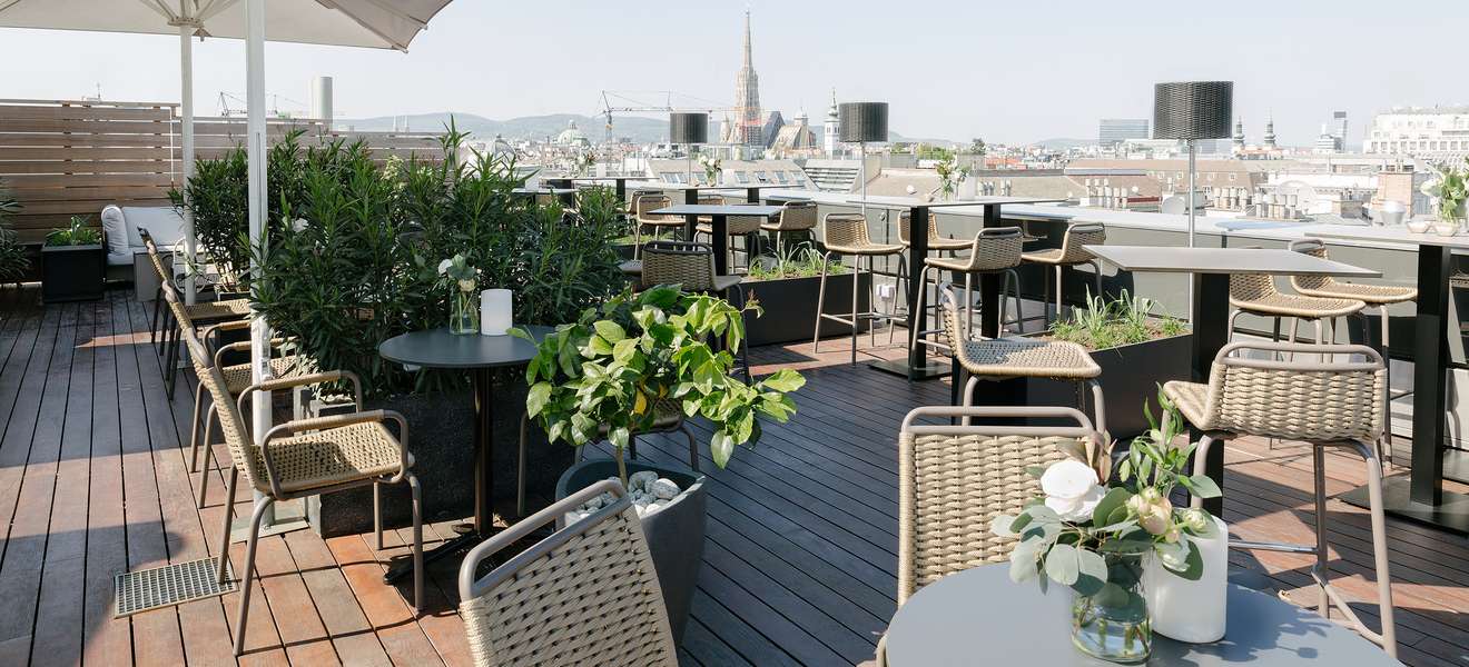 Die »Atmosphere« Rooftop Bar im »The Ritz-Carlton, Vienna« bietet einen herrlichen Ausblick. 