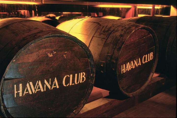 Eine Führung durch die Havana-Club-Destillerie gibt Einblick in Kubas Genusstradition.