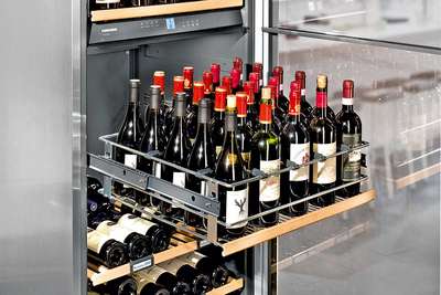 Auszugsboard des Weintemperierschranks »Vinidor«. 3 Temperaturzonen, 578 Liter Bruttoinhalt. 
