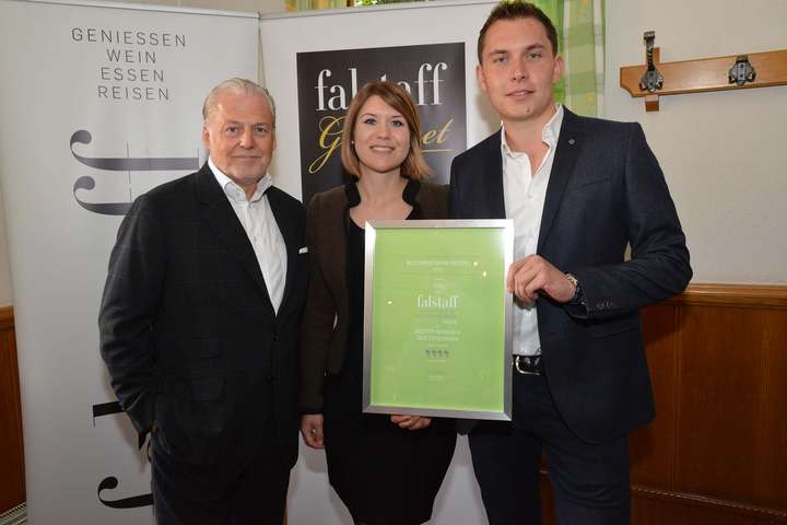 Über den Preis für die beste Buschenschank der Steiermark dürfen sich Stefan Krispel und seine Frau freuen.