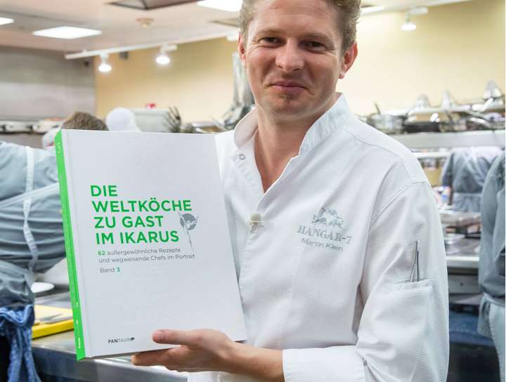 Martin Klein mit dem Ikarus Kochbuch 2016